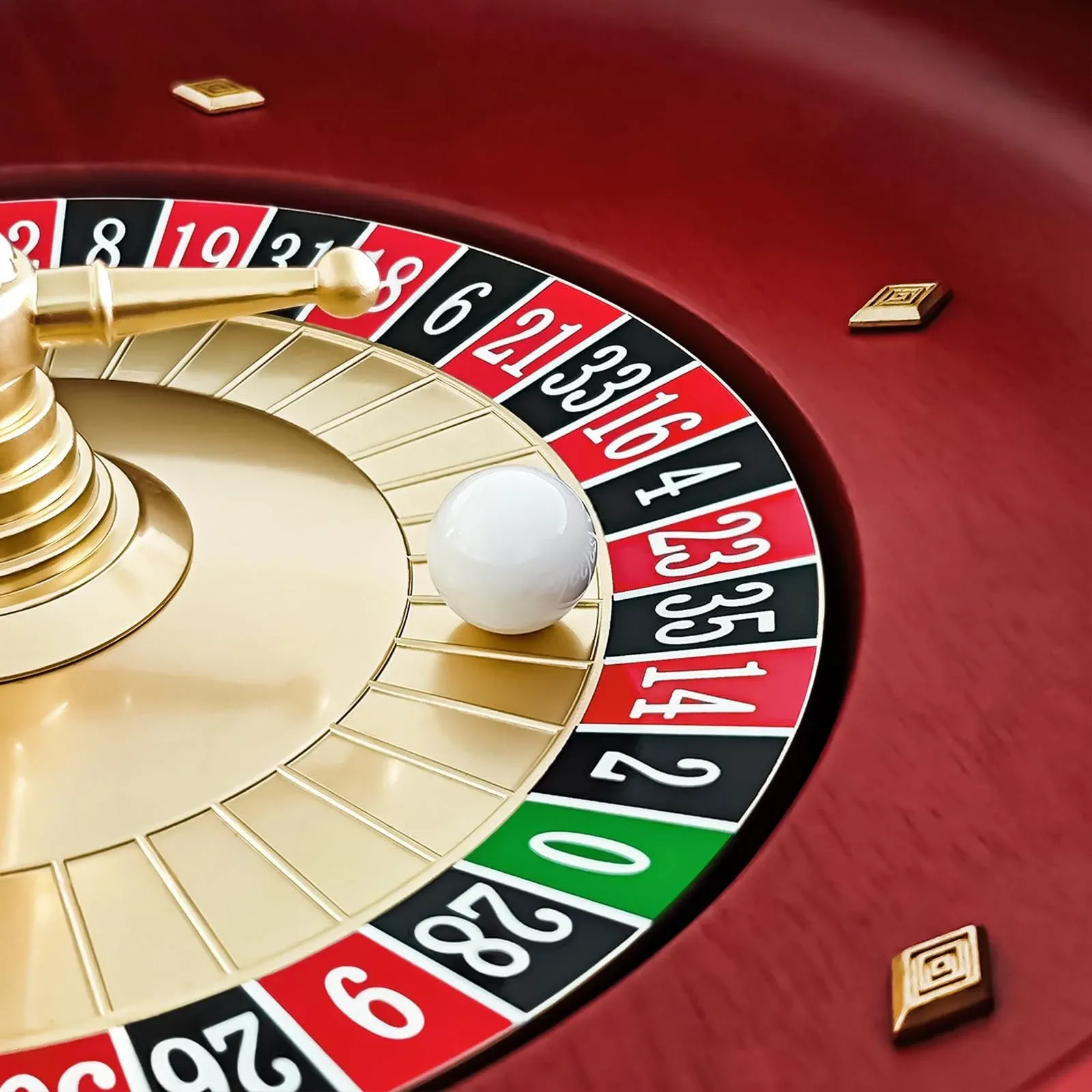 Ruleta de casino con fichas sobre el paño verde